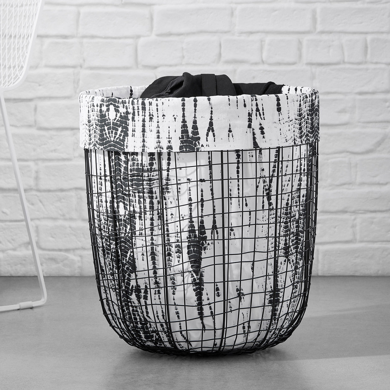 abstract pattern wire basket black